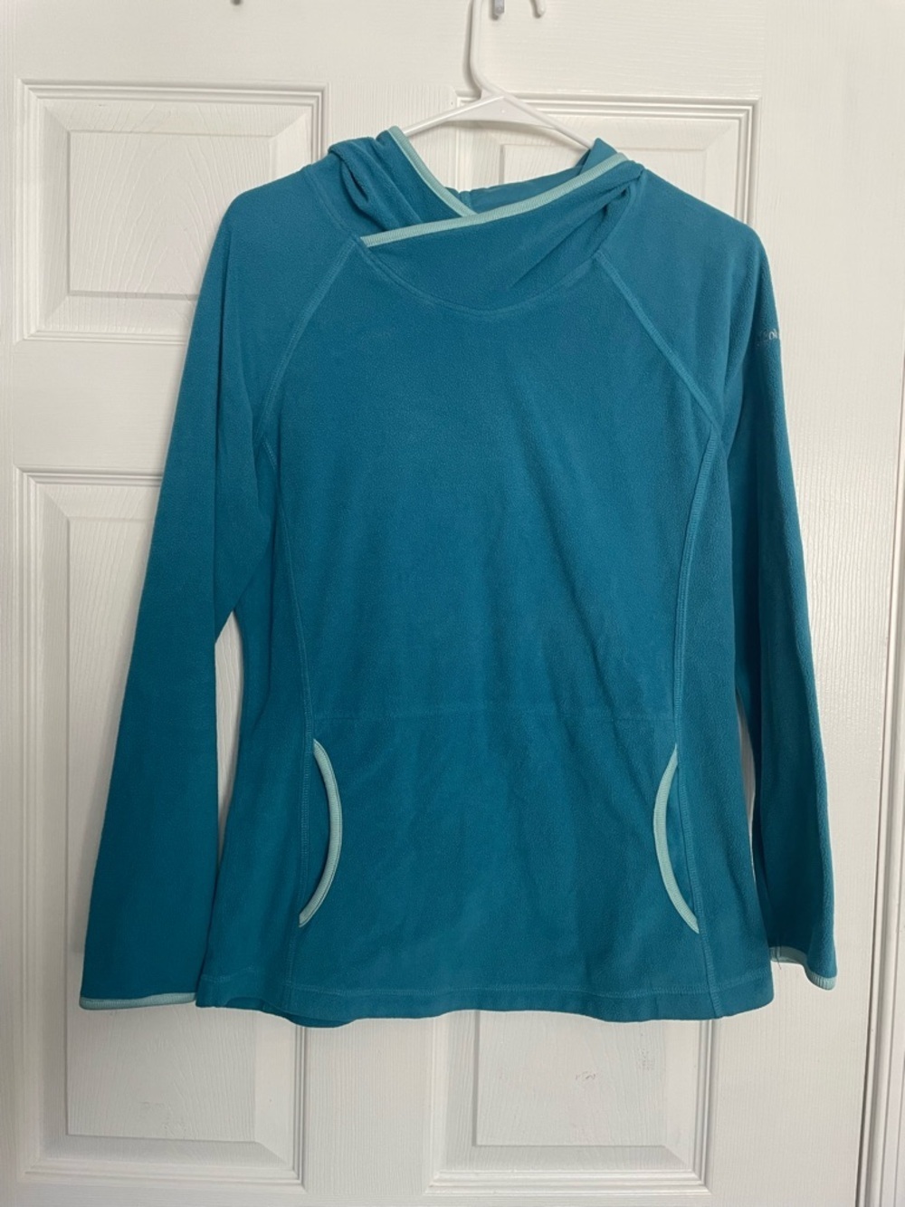 Columbia Women’s Medium Blue Hooded Pullover Fleece Top with Light Blue Trim